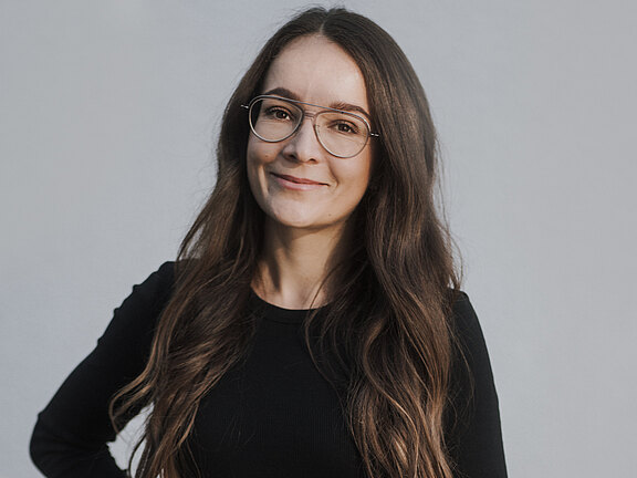 Larissa_farbig.jpg  